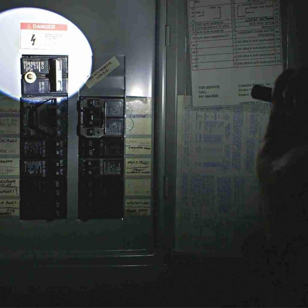 Coast IPX4 20M Flashlight - Image 2