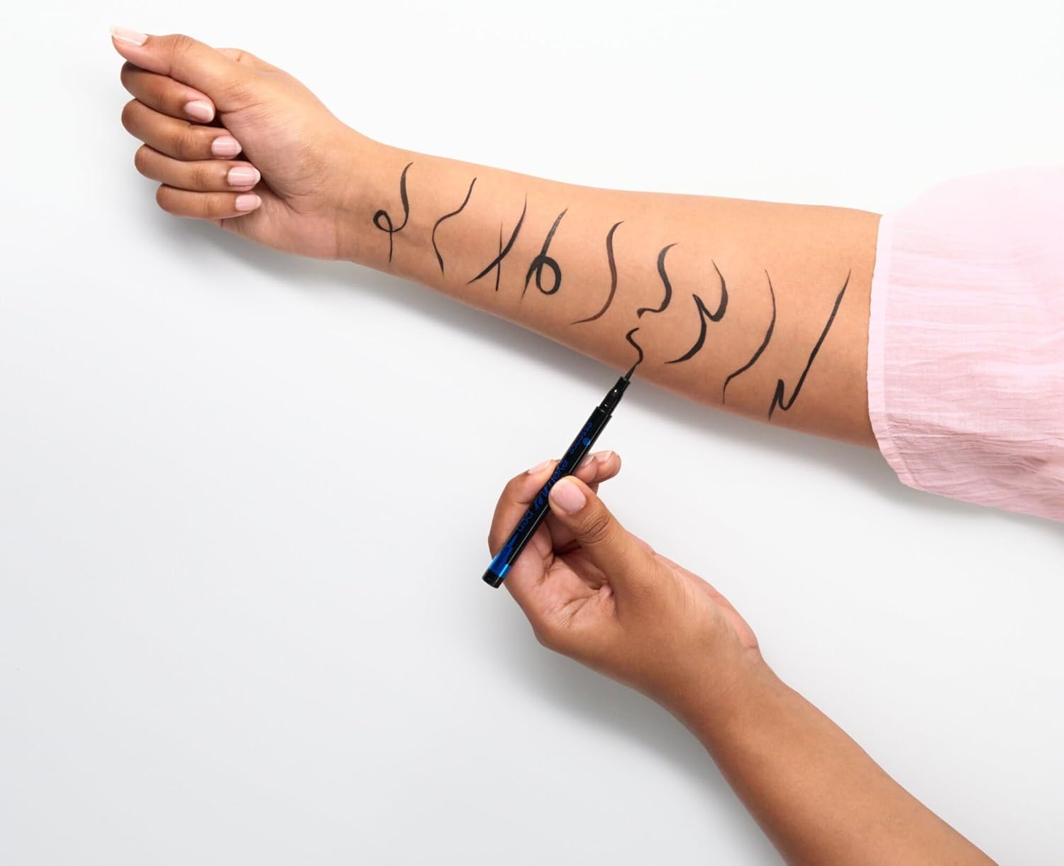 Essence - Waterproof eyeliner marker format - 01 black. - Image 3