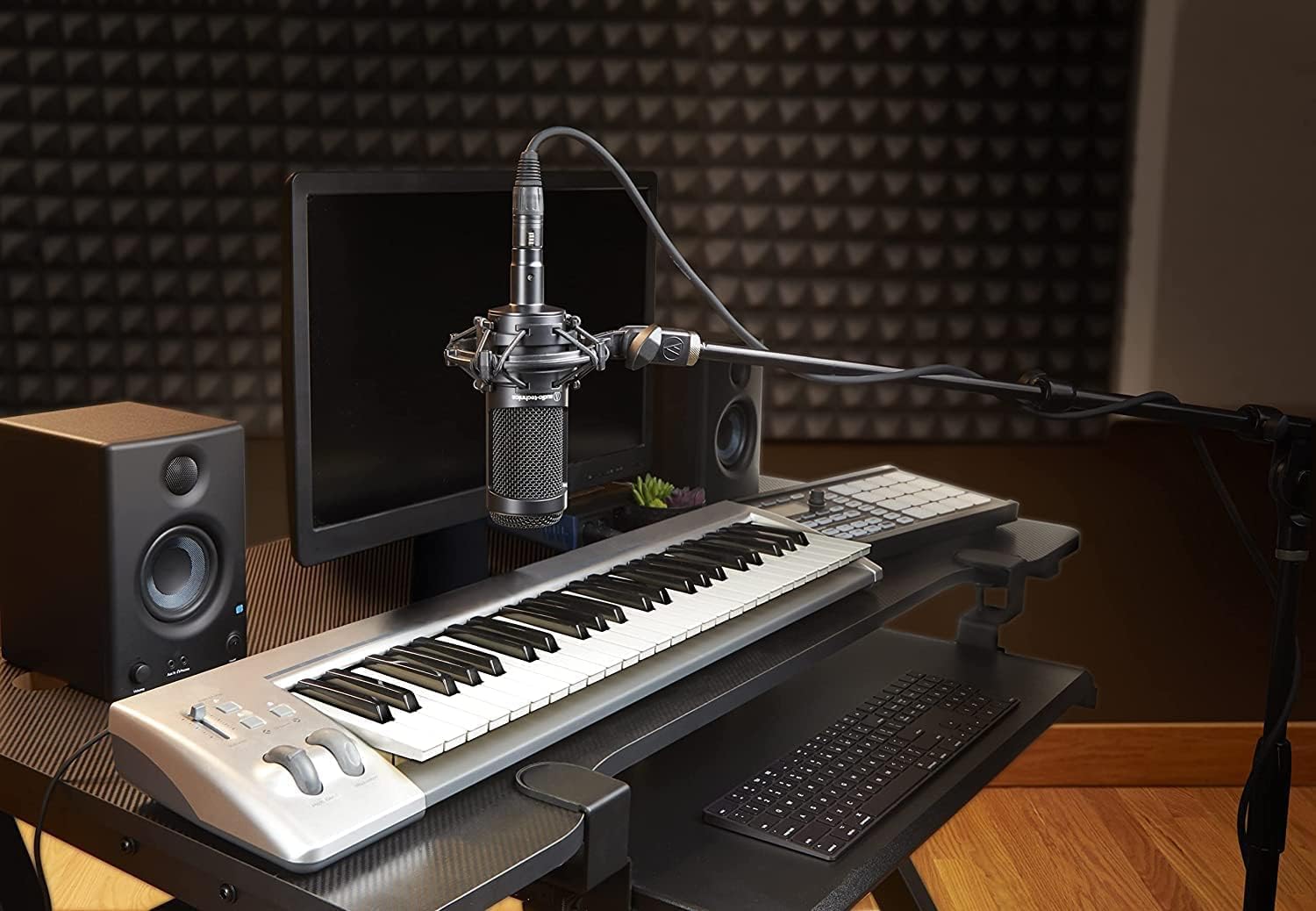 Audio-Technica 2035 Black Large Diaphragm Cardioid Condenser Microphone - Image 7